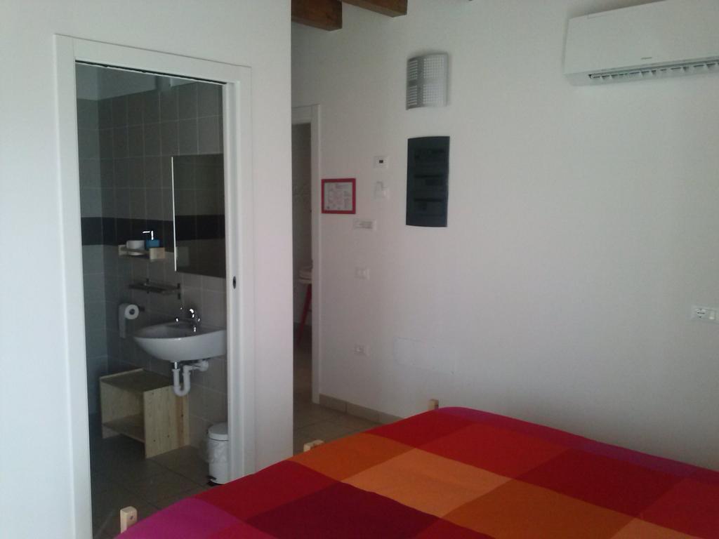 Ostello Casa Rossa Laveno-Mombello Quarto foto